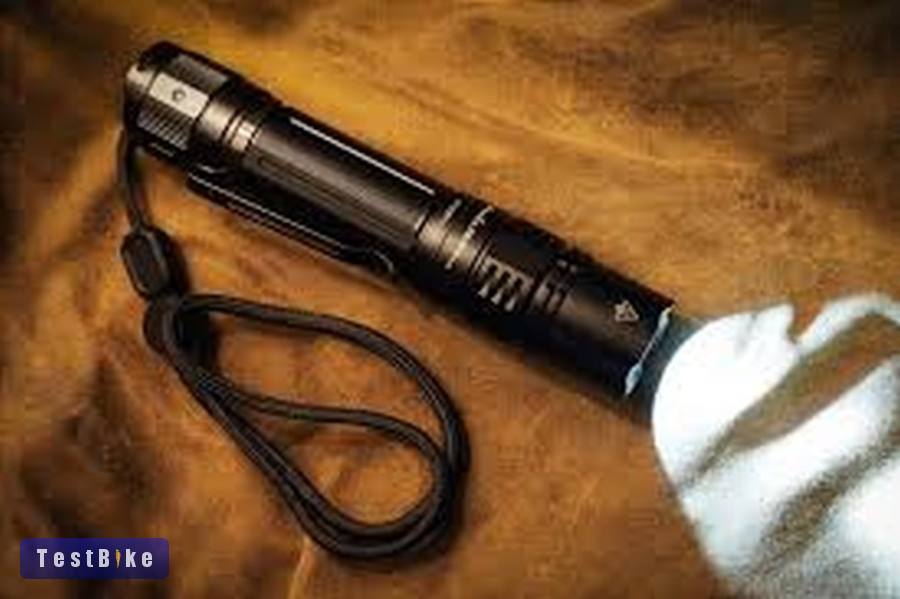 Zoomolható elemlámpa fém házban vadi új 6000 lumen Cree LED