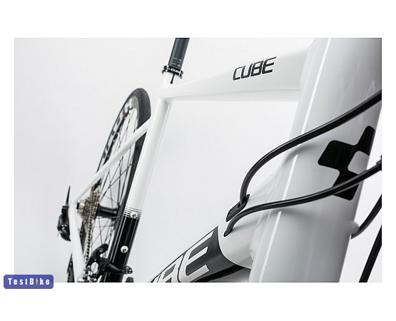 Cube Attain Pro Disc 2017 országúti, Fényes fehér-fekete
